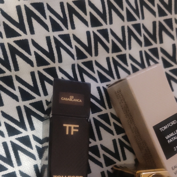 Tom Ford Luxurious Pink Lipstick - Picture 3 of 4